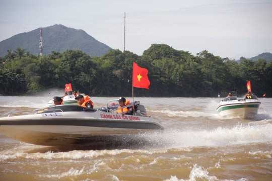 Đội hình ca nô của cảnh sát cơ động diễn tập theo hình zích zắc trong tấn công, truy bắt tội phạm trên thủy