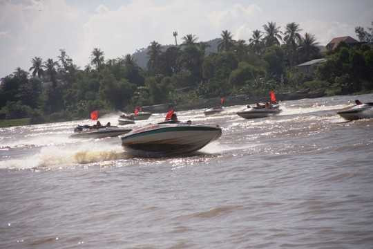 Với đội hình từ zích dắc sang vòng tròn sẽ bao vây tội phạm trên thủy