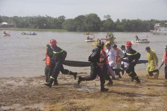 Lực lượng y tế của CSCĐ cũng có mặt cứu người bị nạn