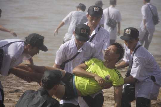 Khiêng người bị nạn lên bờ cấp cứu