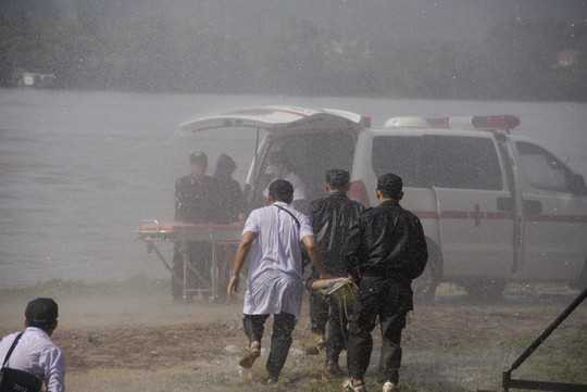 Nhanh chóng đưa người bị thương lên xe để đưa đến bệnh viện