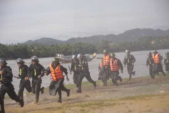 Triển khai lực lượng khi đến hiện trường bão