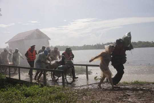 Khuân vác đồ đạc cho người dân ra khỏi vùng bão