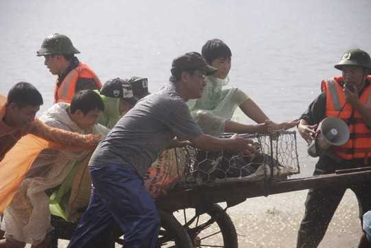 Nhanh chóng giúp dân di dời của cải, trẻ em