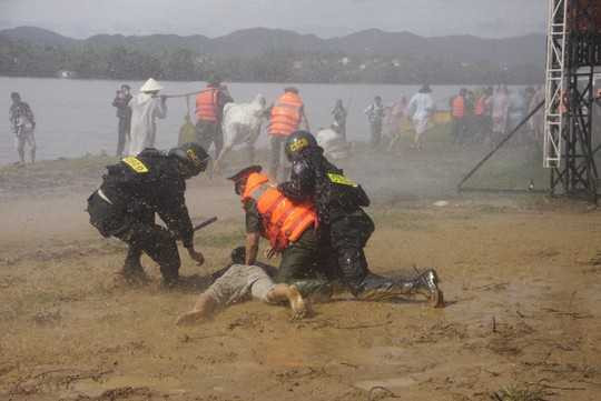 Không chỉ giúp dân di dời, CSCĐ cũng có nhiệm vụ giữ gìn an ninh trật tự, truy bắt những kẻ xấu cướp giật tài sản người dân khi di dời