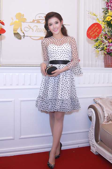 Huyền My giản dị với đầm chấm bi tới dự sự kiện