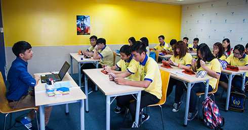 Sử dụng sách giáo khoa điện tử trong trường học.