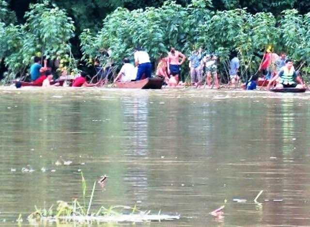 Lực lượng chức năng và người dân xã Sơn Phú tìm thấy thi thể em Tuấn. Ảnh: Minh Lý