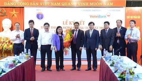 Ban Lãnh đạo VietinBank tặng hoa và chụp hình lưu niệm với Lãnh đạo Bộ Y tế Ban Lãnh đạo VietinBank tặng hoa và chụp hình lưu niệm với Lãnh đạo Bộ Y tế