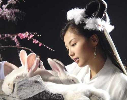 Dù chỉ là một vai diễn nhỏ song nàng Hằng Nga do Lưu Đào thủ vai trong Bảng Phong Thần lại khiến người xem ấn tượng bởi vẻ đẹp tự nhiên, nét duyên ngầm riêng làm lòng người mê đắm.