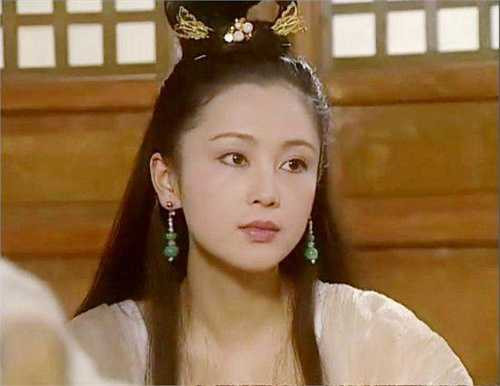 Khi đảm nhận vai Hằng Nga trong Dương quang xán lạn Trư Bát Giới, mỹ nhân Trần Hồng đã 32 tuổi song điều đó không hề làm mất đi khí chất thần tiên và vẻ đẹp rạng rỡ của cô.