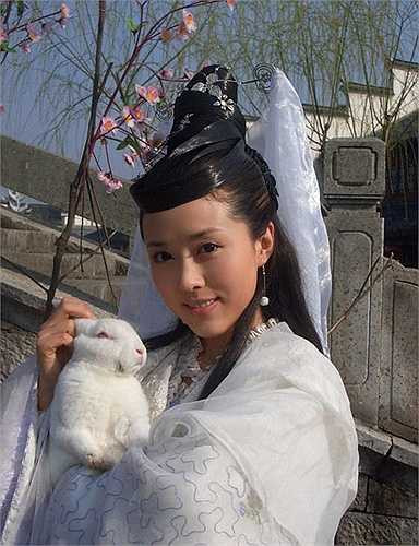 Nhan Đan Thần được coi là một trong những hình mẫu nàng Hằng Nga xinh đẹp, hiền lành và yêu kiều nhất màn ảnh Hoa ngữ.