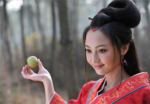 Nữ diễn viên trẻ Diêu Địch bị cho là khá kém sắc so với các mỹ nhân đóng vai Hằng Nga. Hình ảnh của Diêu Địch trong phim Hằng Nga tiên nữ.