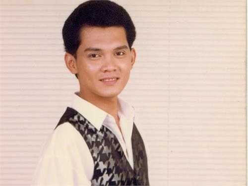 Nghệ sĩ Hữu Châu là con nhà nòi. Bà nội anh là bầu Thơ - chủ đoàn cải lương nổi tiếng của Sài Gòn. Bố mẹ anh đều là nghệ sĩ cải lương nổi tiếng. Chú là nghệ sĩ Bảo Quốc và cô ruột là nghệ sĩ Thanh Nga. Sinh ra trong một gia đình danh giá nên tuổi thơ của nghệ sĩ sinh năm 1966 rất yên ả. Anh được ăn ngon, mặc đẹp, ở biệt thự, một bước xuống xe, hai bước lên xe