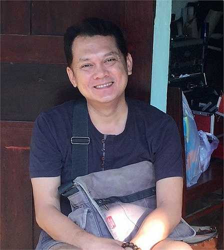 Tuy nhiên, khi gia đình bất ngờ rơi vào hoàn cảnh khốn khó, nghệ sĩ Hữu Châu trở thành kẻ trắng tay. Anh phải làm rất nhiều nghề lao động chân tay như cưa cây ngoài bến tàu, bơm xe, mở quầy báo...để kiếm sống. Bất hạnh hơn khi người thân của anh lần lượt qua đời. Cô ruột là nghệ sĩ Thanh Nga bị ám sát, anh và em trai của Hữu Châu ra đi khi tuổi đời còn khá trẻ.