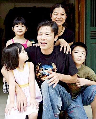 Võ Hoài Nam hiện có cuộc sống hạnh phúc bên vợ và 3 con. Cả gia đình anh kinh doanh một nhà hàng nhỏ tại Hà Nội