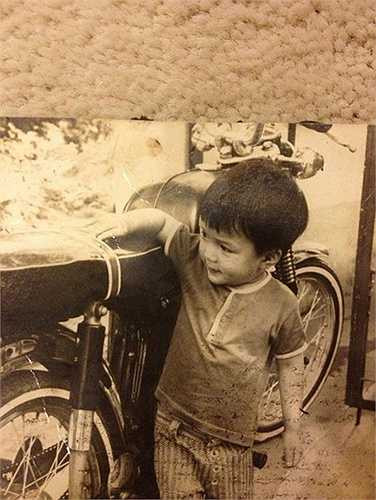 Đàm Vĩnh Hưng sinh ra trong một gia đình khá giả. 'Ông hoàng nhạc Việt' nhớ lại, vào mỗi dịp sinh nhật anh, vàng đặt từng chén khắp mặt bàn. 'Ngày xưa, nhà tôi có đầy đủ các vật dụng trong nhà như tủ lạnh, máy hát, cuộc sống chẳng thiếu thứ gì, đến nỗi tiền xếp lớp từng tập phủ kín dưới đệm giường'. - giọng ca Bình minh sẽ mang em đi tiết lộ. 