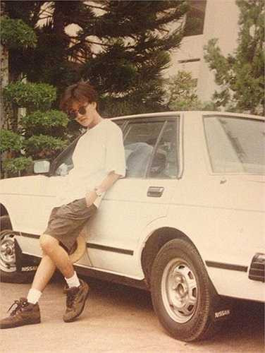 Tuy nhiên, khi cha bỏ đi theo một người phụ nữ khác, gia đình Đàm Vĩnh Hưng rơi vào hoàn cảnh khó khăn. Có lúc, họ phải bán hết đất đai, nhà cửa đi để trả nợ. Để giúp đỡ gia đình, anh phải mở một cửa hàng cắt tóc nhỏ để kiếm sống và tìm kiếm cơ hội trong các cuộc thi hát