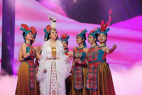 Trong tiết mục song ca cùng với huấn luyện viên Đàm Vĩnh Hưng, cô đã hóa vai nhân vật Mị Châu rất xuất sắc khiến khán giả nghẹn ngào xúc động Trong tiết mục song ca cùng với huấn luyện viên Đàm Vĩnh Hưng, cô đã hóa vai nhân vật Mị Châu rất xuất sắc khiến khán giả nghẹn ngào xúc động