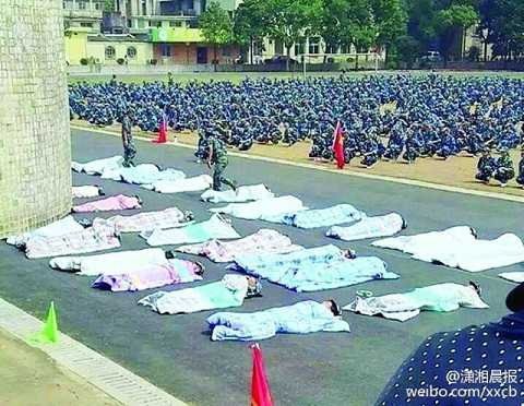 20 nữ sinh thực hiện hình phạt đắp chăn bông giữa trời nắng nóng