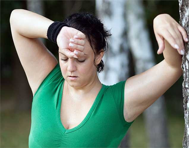 Mệt mỏi: là một trong những triệu chứng quan trọng nhất của thiếu sắt trong cơ thể. Sắt là nguồn quan trọng mang oxy đi khắp cơ thể tạo năng lượng. Nếu bạn đang bị thiếu sắt, bạn sẽ cảm thấy mệt mỏi, yếu đuối và kiệt sức sau khi làm việc nhỏ.