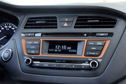  Bảng đồng hồ trung tâm của i20Active khá thú vị