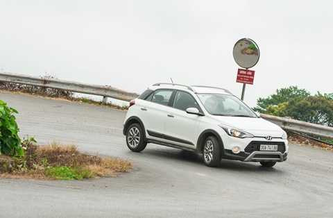 Xe cân bằng tốt, phản ứng của vô lăng nhạy, chính xác và thật tay cho người điều khiển với khả năng ôm cua gọn gàng