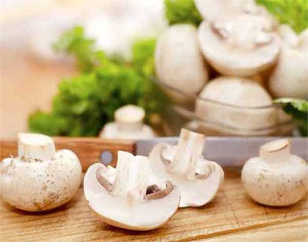 Nấm: Trong thực tế, một chén nấm thái lát có thể cung cấp cho bạn khoảng 3.9grams protein. Đây là những loại rau giàu protein cho những ai ghét ăn thịt. 