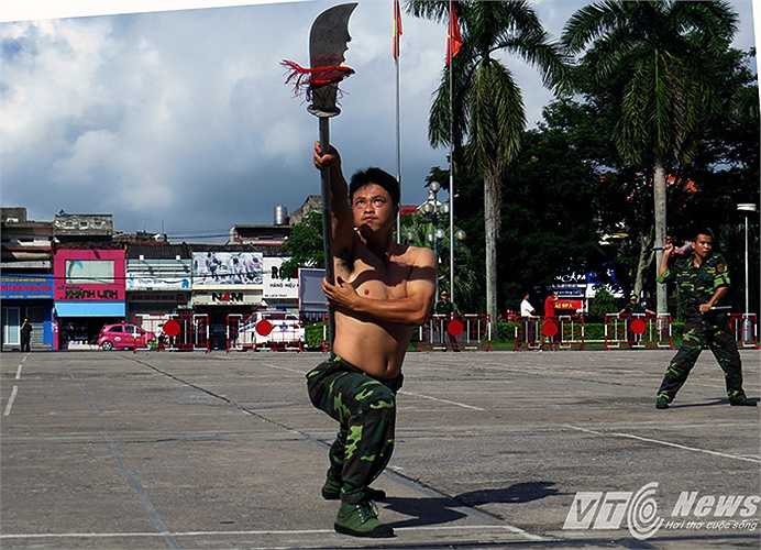 Bài đại đao 'Siêu xung thiên' của môn phái võ cổ truyền do thiếu tá Trần Trí Dũng - Học viện Biên phòng và 2 chiến sĩ BĐBP biểu diễn song công.