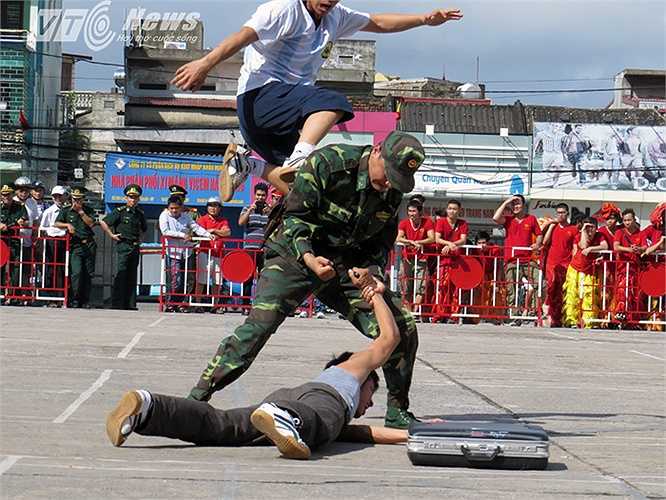 Bộ đội Biên phòng cùng chó chiến đấu truy bắt các đối tượng vận chuyển trái phép chất ma túy.