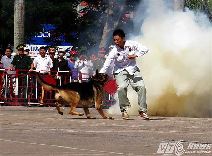 Đối tượng buôn lậu ma túy có vũ khí chống trả quyết liệt.