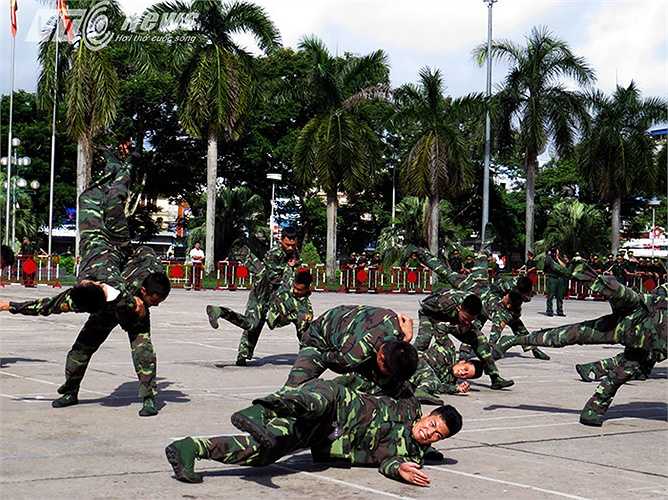 Phân thế đánh đối kháng tay không và gỡ khóa.