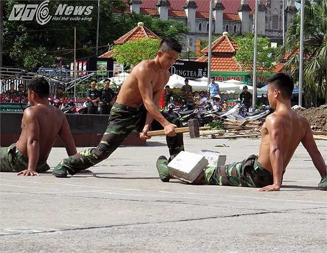 Đập đá kê trên chân