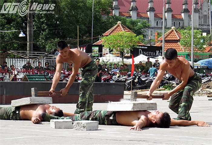 Đập đá đặt trên ngực