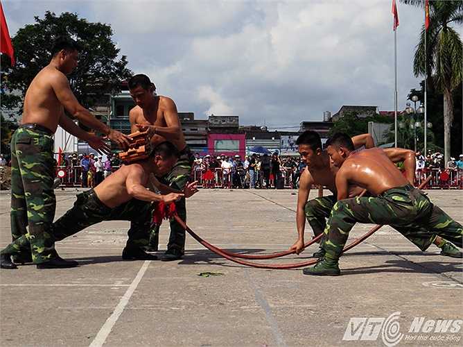 Màn biểu diễn đầu giáo nhọn cắm vào yết hầu, dùng khí công đẩy cong cán giáo, kết hợp chịu lực đập ngói trên lưng do đồng chí Nguyễn Mạnh Trường - Học viện Biên phòng thực hiện.