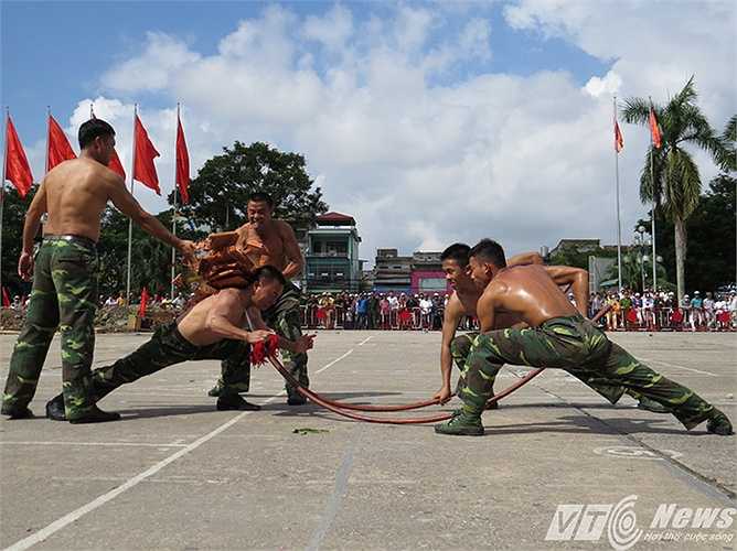 Đập ngói trên lưng, hàng ngàn người dân TP Hải Phòng đã đến theo dõi và cổ vũ nhiệt liệt với các màn biểu diễn tuyệt kỹ của các cán bộ, chiến sỹ và chó chiến đấu của Bộ đội Biên phòng Việt Nam.