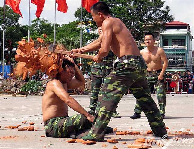 Màn biểu diễn thiết đầu công dùng búa tạ đập ngói trên đầu do đồng chí Đinh Ngọc Hòa thực hiện.