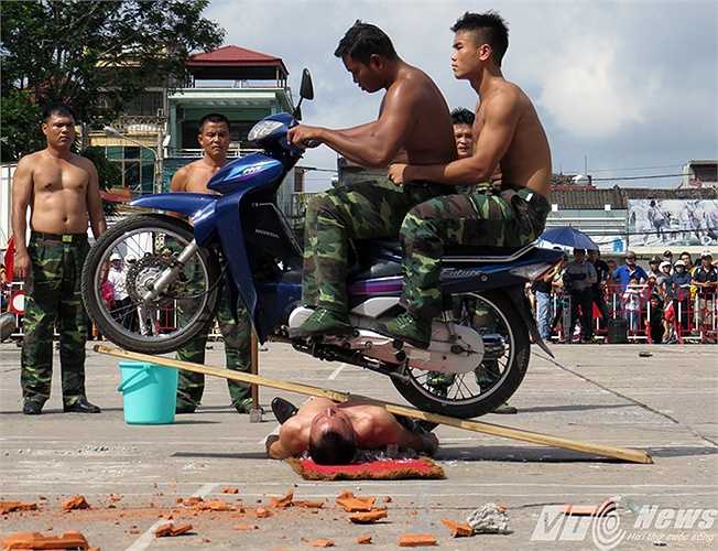 Màn biểu diễn luyện khí công nằm trên đống tinh dùng xe máy chạy qua người do đồng chí Nguyễn Mạnh Trường thực hiện