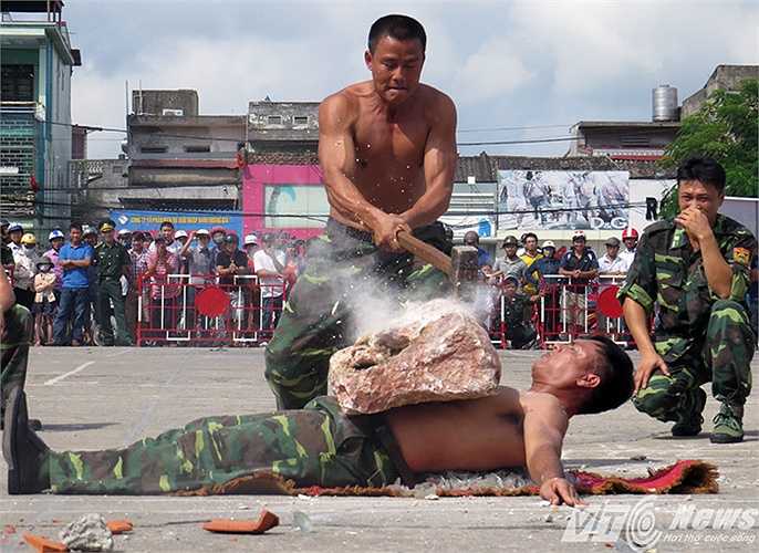 Màn biểu diễn nằm trên thuỷ tinh dùng búa tạ đập đá trên bụng do đồng chí Đinh Ngọc Hòa - Học viện Biên phòng thực hiện.