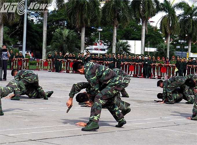 Biểu diễn bài võ đánh bắt đối tượng sử dụng vũ khí.