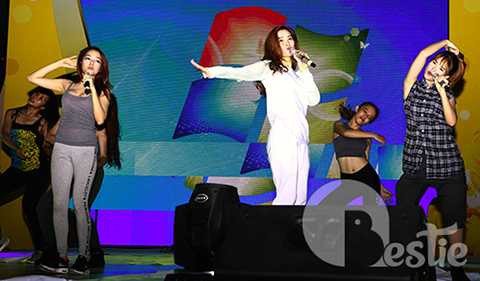 Xen giữa ca khúc là vũ điệu lắc tóc lần đầu tiên được trình làng do quán quân Thử thách cùng bước nhảy mùa đầu tiên - Lâm Vinh Hải dàn dựng công phu. Mái tóc mềm mượt của từng cô gái sẽ tung bay tuyệt đẹp kết hợp cùng hệ thống ánh sáng và âm thanh hiện đại tạo nên một bầu không khí sôi động và cuồng nhiệt.