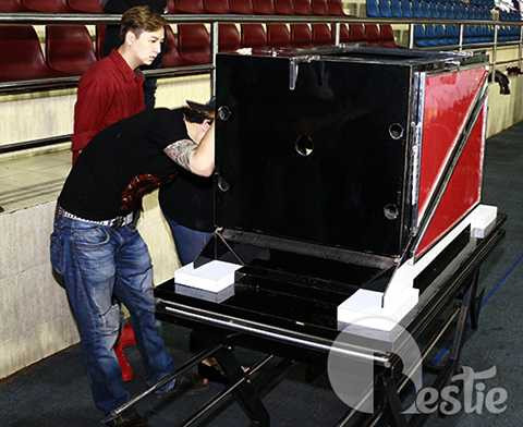 Ngô Kiến Huy ngoài vai trò MC, ca sĩ trong chương trình, anh còn tham gia biểu diễn tiết mục ảo thuật vô cùng hấp dẫn. (Ảnh: T.H)