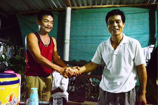 Dân làng kéo đến chia vui với nữ sinh 29 điểm suýt trượt đại học