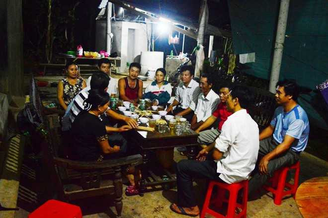 Dân làng kéo đến chia vui với nữ sinh 29 điểm suýt trượt đại học