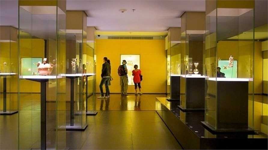 Bảo tàng Vàng ở thủ đô Bogota là một trong những bảo tàng quan trọng nhất của Colombia. Nó trưng bày những báu vật bằng vàng từ thời kỳ trước khi thực dân Tây Ban Nha xâm lược Colombia. 
