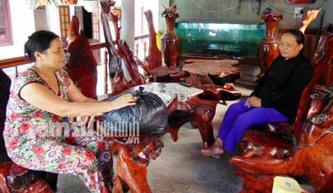 Bệnh nhân (bên phải) đến mua thuốc của bà Dung