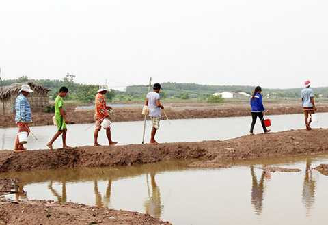 Người phụ nữ 16 lần sinh con ở miền Tây, sinh con, trời sinh trời nuôi, Sóc Trăng, cho vợ vượt cạn liên tục, siêu đẻ