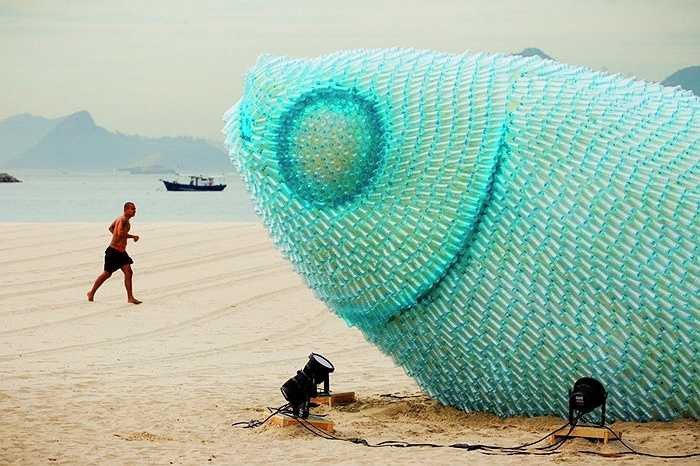 Cá làm từ vỏ chai trên bãi biển Rio de Janeiro, Brazil