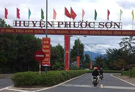 Đường vào “thị trấn vàng” Khâm Đức - Phước Sơn. Đường vào “thị trấn vàng” Khâm Đức - Phước Sơn.