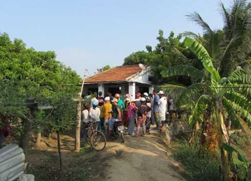 Người dân tụ tập tại nhà ông Tấn theo dõi vụ việc. 